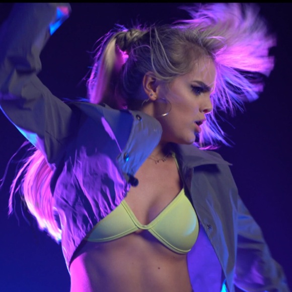 Meet your Posher, Mia - Picture 3 of 8